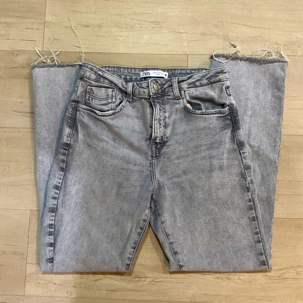 Zara Gray Straight Legged Jeans !